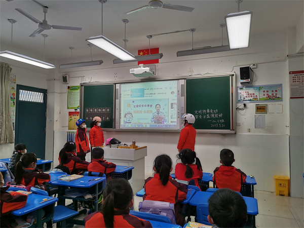 班会：远离危险玩具/文明骑乘电动车 安全头盔佩戴好